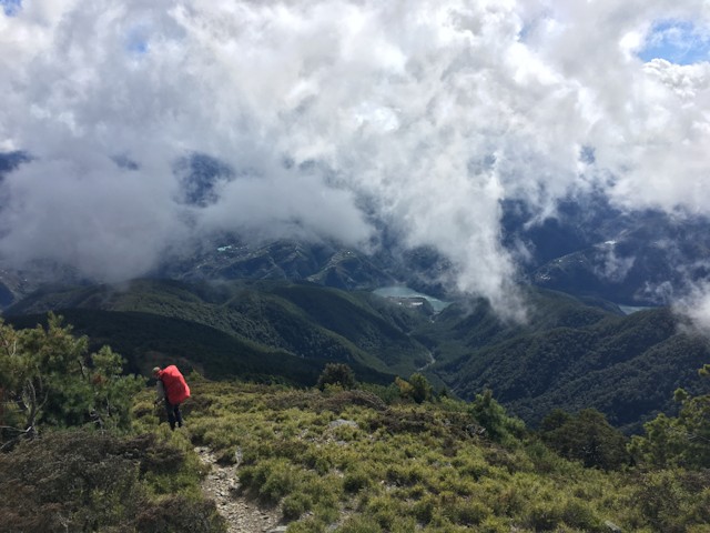 行於山 雲作伴